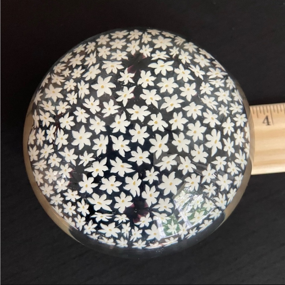 VINTAGE GLASS PAPERWEIGHT W/FLOATING DAISIES - Picture 10 of 12